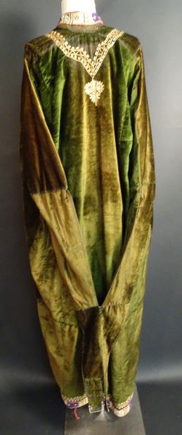 null PAUL POIRET attributed to. Cape, evening coat in green satin velvet completely...