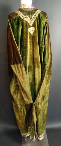 null PAUL POIRET attribué à. Cape, manteau du soir en velours satin vert complétement...