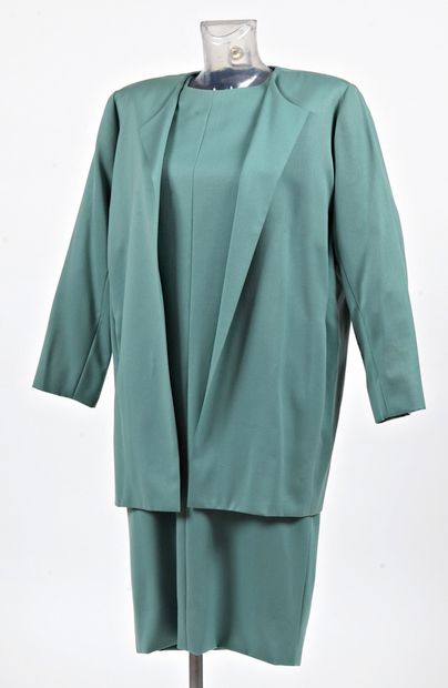 null 
HUBERT DE GIVENCHY. Tailleur vers anis vers 1980. Griffé. Quelques petits ...