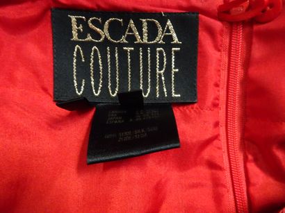 null ESCADA. Robe Haute Couture du soir rouge brodée vers 1980. Griffe noire ESCADA...