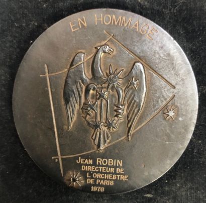 null Médaille décernée à Jean Robin , directeur de l'Orchestre de Paris en 1976 dans...
