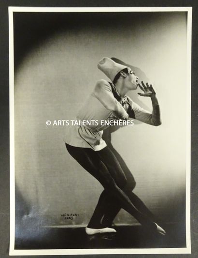 null PHOTOGRAPHIE. Serge Lifar dans "La vie de Polichinelle", 1934, photographie...