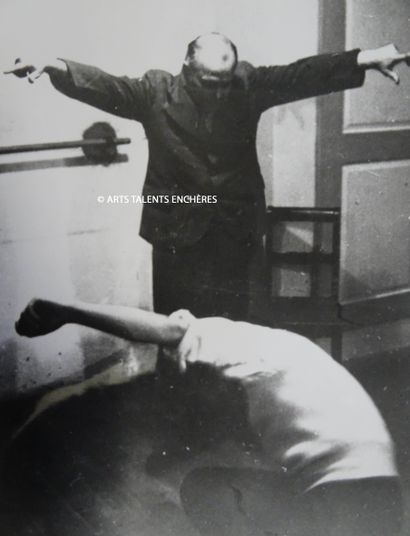 null PHOTOGRAPHIE. NIJINSKI et Serge Lifar en Suisse en 1939. Nijinski exécute son...
