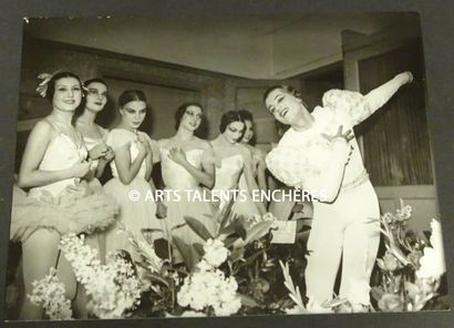 PHOTOGRAPHIE. Serge Lifar en 1946 avec les...