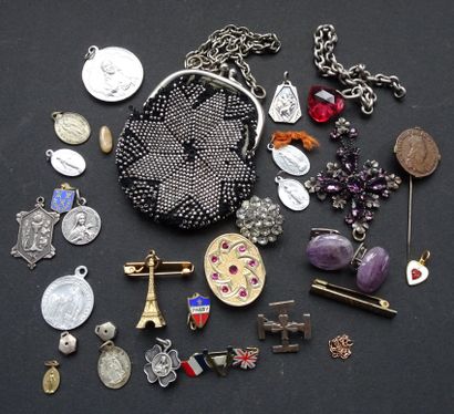 null Lot of various jewels with medals of communiante, small purse, pin with old...