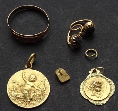 null Lot de petit bijoux et médailles et divers en Or. Poids 9,35 g.
