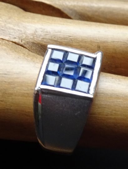 Chevalière in white gold with blue stone....