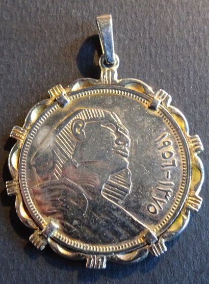 null Egyptian coin mounted in silver pendant. Weight : 17,90 g.