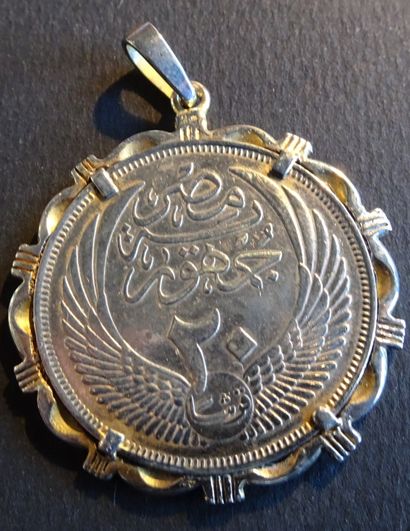 null Egyptian coin mounted in silver pendant. Weight : 17,90 g.