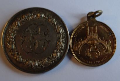 null Ensemble de 2 médailles dont exposition Universelle ( Palais du Trocadéro )....
