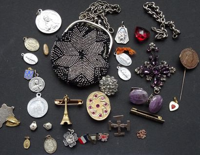 null Lot of various jewels with medals of communiante, small purse, pin with old...