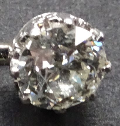 null Diamant ( Taille ancienne ) , environ 2 carats, monté sur épingle. Très bonne...