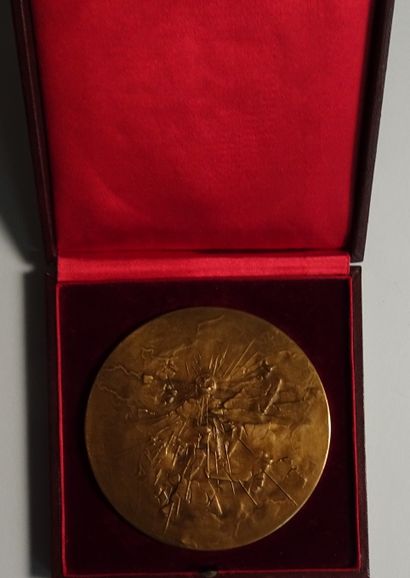 null Médaille en bronze doré pour le Ministère de l’intérieur français signé du sculpteur...