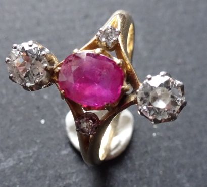 null Gold ring decorated with 4 small diamonds and rubies in the center. Weight :...