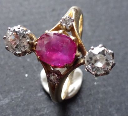 null Bague en OR ornée de 4 petits diamants et rubis au centre. Poids : 3,76 g.