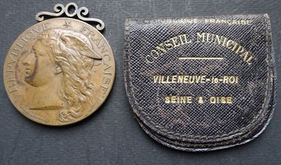 null Médaille en bronze patiné au profil de la République Française par le sculpteur...