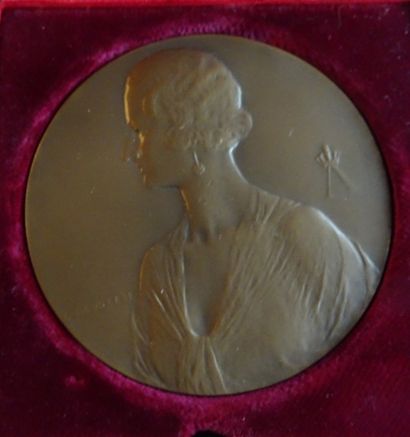 Médaille en bronze représentant la reine...