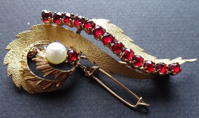 null Gold leaf brooch with garnets and a pearl. Weight : 12,12 g. L : 7 cm.