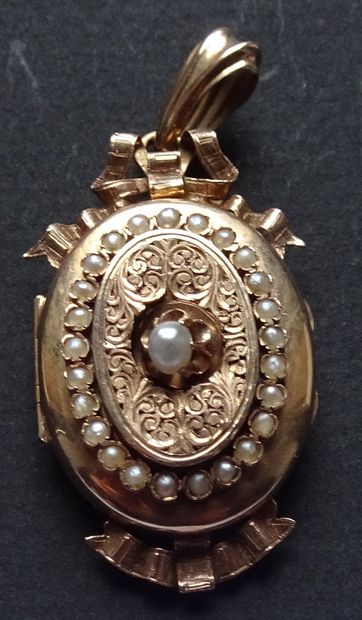 null Pendentif à secret en or avec perle centrale Napoléon III. Poids : 11,74 g.
