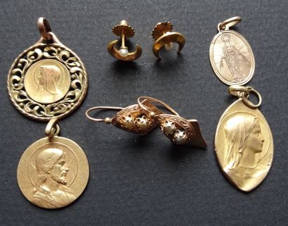 null Lot of GOLD jewelry including 2 pairs of earrings and 4 religious medals. Weight...