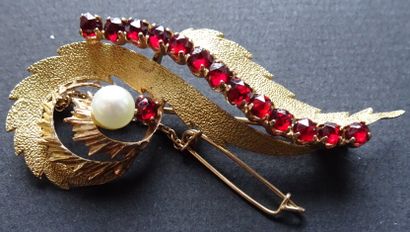 null Gold leaf brooch with garnets and a pearl. Weight : 12,12 g. L : 7 cm.
