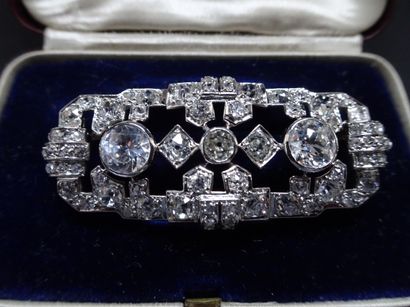 null Broche plaque des années 1930 composé de diamants dont un principal d’un carat...