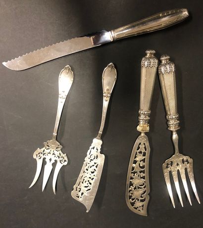 null 2 fish sets and a bread knife.