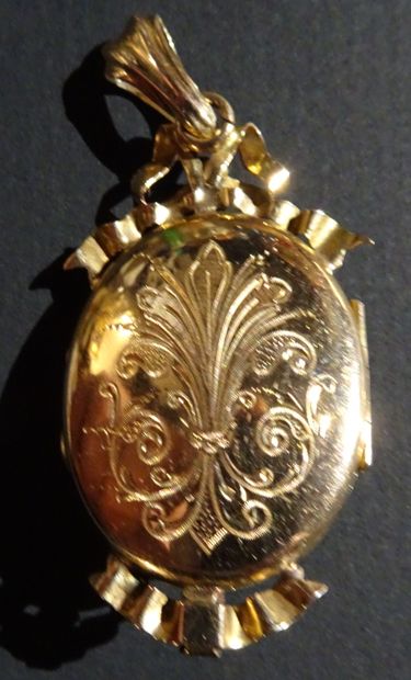 null Pendentif à secret en or avec perle centrale Napoléon III. Poids : 11,74 g.