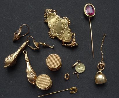 null Lot of small jewels mainly in Gold. Weight 20,90 g.