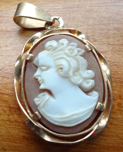 null Cameo pendant with female profile, gold setting. Weight : 3,02 g.