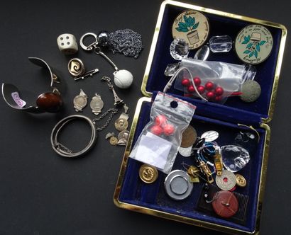 null Lot of silver jewels and medals in a case. Weight: 20 g. One joined a blue jewelry...