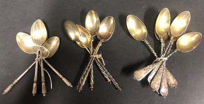 Set of 15 dessert spoons. 3 different mo...