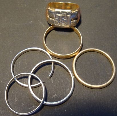 null Lot of 5 GOLD wedding rings and a GOLD signet ring with SC initials. Weight...
