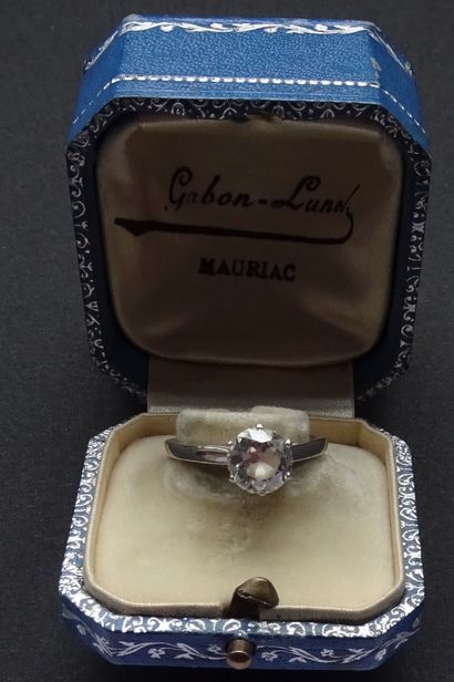 null Ring with a diamond mounted in solitaire on platinum, approximately 1.20 carats,...