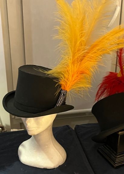 null MOULIN ROUGE. GENCEL. 10 top hats with feathers and rhinestones.