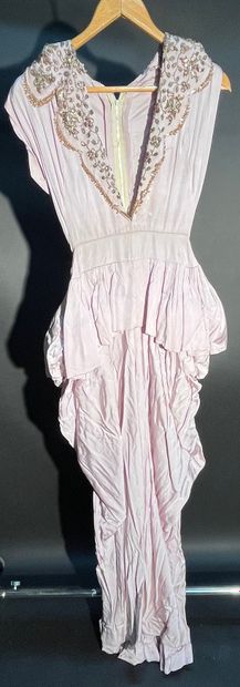 null 1 bolèro + 3 robes avec broderies de paillettes dont une griffée Henriette Beaulieu...