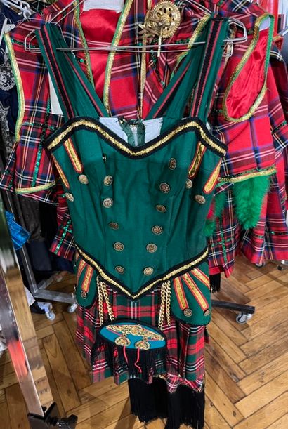 null Ensemble de costumes écossais avec jupes, boléros, chapeaux et étendards.
