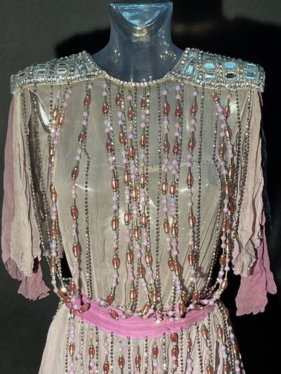 DALIDA Robe entièrement brodée de strass et perles numérotée SF 1910-1 réalisé pour...