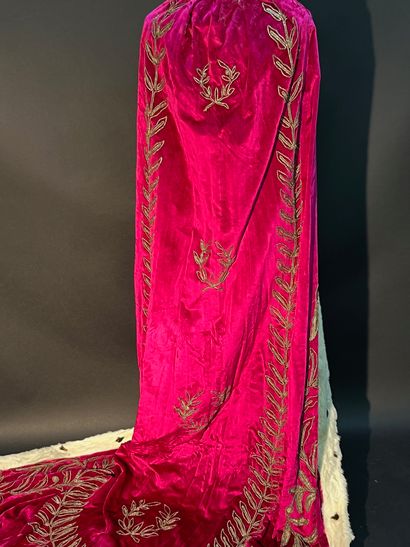 null Napoleon" staircase cape entirely embroidered with gold thread, circa 1920.