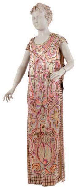MISTINGUETT Exceptionnelle robe de scène créée par Gessmar, vers 1920, peinte, brodée,...