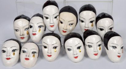 null Important lot de masques en papier mâché, vers 1930