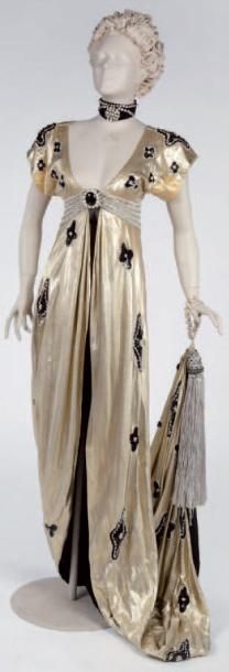 RUSSIE Robe de princesse russe début XIXe, brodée, strassée avec cabochons