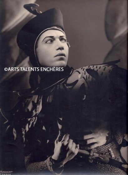 HARCOURT SERGE LIFAR DANS «LE CHEVALIER ET LA DAMOISELLE», 1941 Photographie. 25...