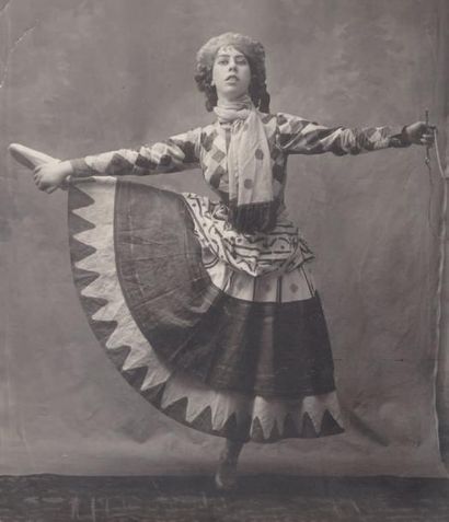 null EUGÈNE ATGET ( ATTRIBUÉ À) BALLETS RUSSES DE DIAGHILEV Petrouchka, 1911. Photographie...