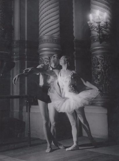 null BRASSAÏ Serge Lifar en répétition à l'Opéra en 1935. Annotée au dos par Serge...