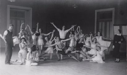 null RÉPÉTITION DES BALLETS RUSSES Serge Lifar avec les danseuses vers 1925. 18 x...