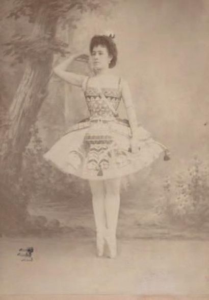 null Photographie de  la célébre dansseuse russe Mathilde KSCHESSINSKA, la représentant...