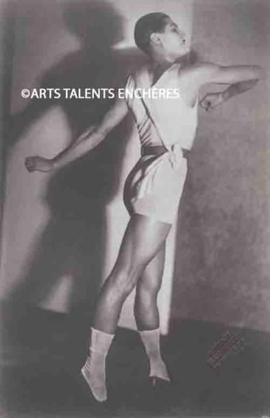 null BALLETS RUSSES DE DIAGHILEV Les Biches, 1925. Photographie représentant Serge...