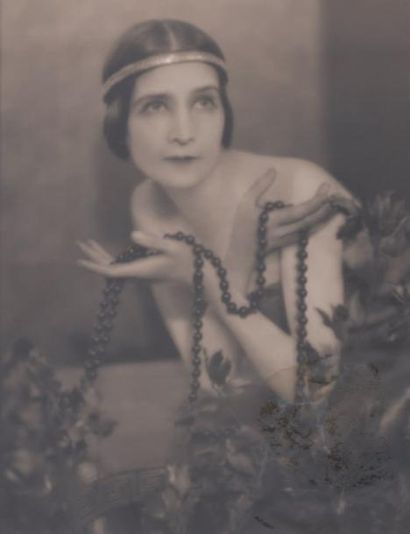 null MAN RAY, DANSEUSE RUSSE Portrait vers 1925 de danseuse. Photographie signée...