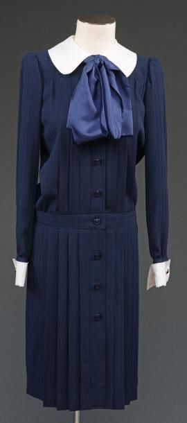 Yves Saint LAURENT Robe plissée bleu marine, col blanc. Haute couture, griffée et...